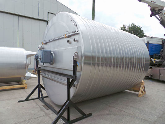 1 x 25.500L AISI304L mengtank; chocolade roerwerk; warmtewisselaar