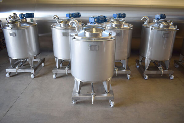 6 x new stainless steel AISI316L mobile mixing tanks with a capacity of 1,100L