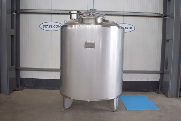 Stainless-steel mixing tank 2500L with a heat-exchanger and insulation. The tank is equipped with 2 rotating spray nozzels for a warm CIP, ther is also a pop-up spray nozzle in the bottom.