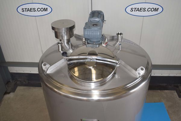 Stainless-steel mixing tank 2500L with a heat-exchanger and insulation. The tank is equipped with 2 rotating spray nozzels for a warm CIP, ther is also a pop-up spray nozzle in the bottom.