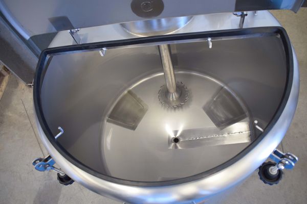 2 x 200L roestvrijstalen enkelwandige mengtanks en 1 x 1470L roestvrijstalen mengtank met warmtewisselaar en isolatie