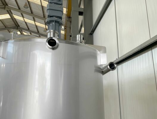 2 x Nieuwe roestvrijstalen verticale mengtanks van 2.500L in AISI316L