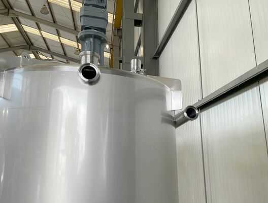 2 x New 2.500L stainless-steel AISI316L vertical mixing tanks.