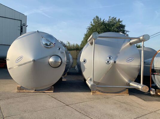 6 x Nieuwe roestvrijstalen verticale opslagtanks van 30.000L in AISI304L