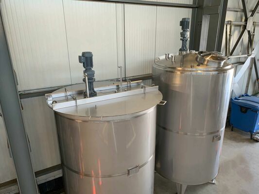 4 x Nieuwe roestvrijstalen verticale mengtanks van 5.200L in AISI316L 2 x Nieuwe roestvrijstalen verticale mengtanks van 5.400L in AISI316L