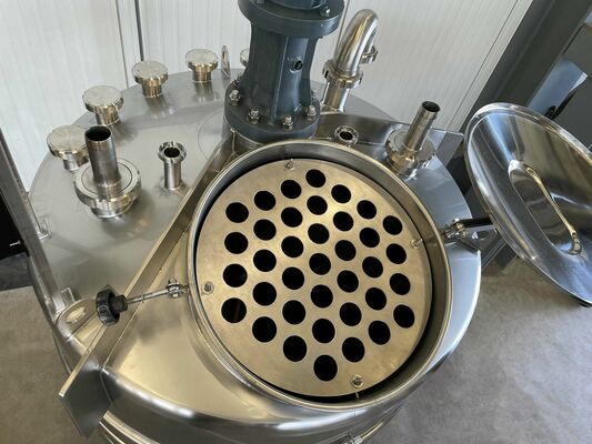 2 x Nieuwe roestvrijstalen verticale mengtanks van 1.500L in AISI316L