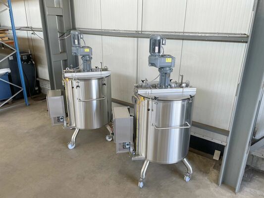 2 x Nieuwe roestvrijstalen verticale mengtanks van 750L in AISI316L