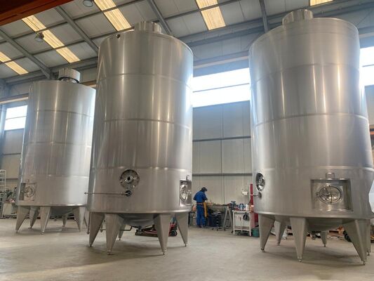 3 x verticale roestvrijstalen occasie mengtanks van 31.000L in RVS AISI 304L
