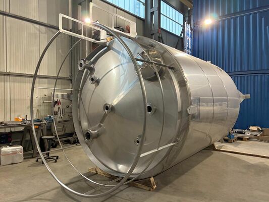 2 x neue vertikale Lagertanks aus Edelstahl mit einem von 30.400L aus AISI316L