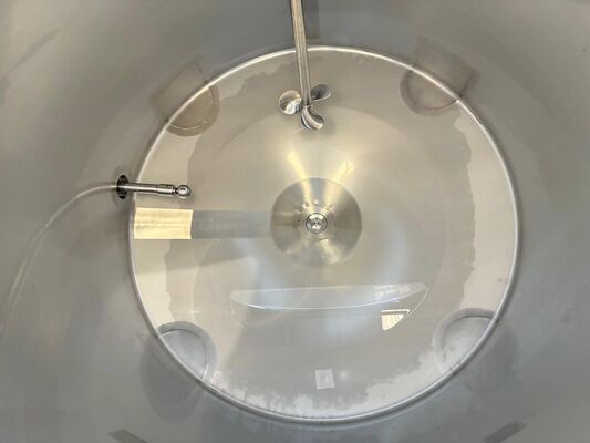 1 x Nieuwe roestvrijstalen verticale mengtank van 300L in AISI316L. 1 x Nieuwe roestvrijstalen verticale mengtank van 830L in AISI316L. 1 x Nieuwe roestvrijstalen verticale mengtank van 1000L in AISI316L.