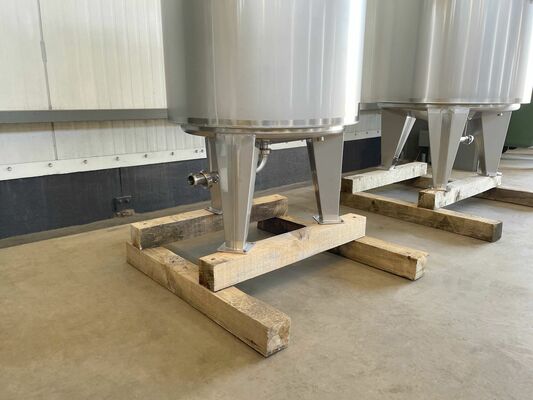 1 x Nieuwe roestvrijstalen verticale mengtank van 300L in AISI316L  1 x Nieuwe roestvrijstalen verticale mengtank van 500L in AISI316L