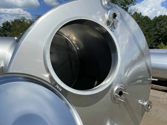 2 x Nieuwe roestvrijstalen verticale opslagtanks van 7.000L in AISI316L