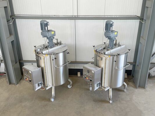 2 x Nieuwe roestvrijstalen verticale mengtanks van 750L in AISI316L