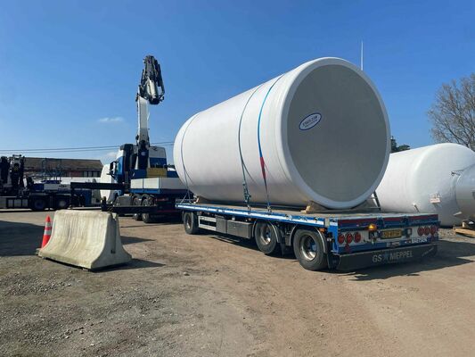 4 x Nieuwe verticale polyester opslagtanks van 42.000L.