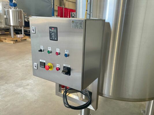 2 x Nieuwe roestvrijstalen verticale mengtanks van 750L in AISI316L