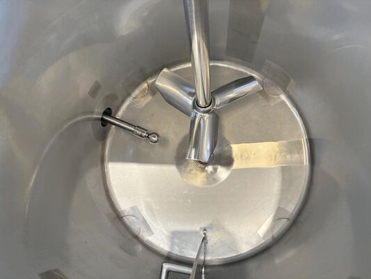 1 x Nieuwe roestvrijstalen verticale mengtank van 300L in AISI316L. 1 x Nieuwe roestvrijstalen verticale mengtank van 830L in AISI316L. 1 x Nieuwe roestvrijstalen verticale mengtank van 1000L in AISI316L.