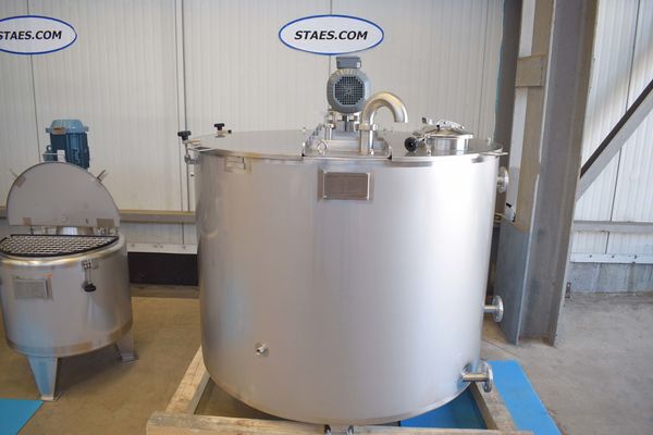 2 x 200L stainless-steel single skin mixing tanks and 1 x 1470L stainless-steel mixing tank with heat-exchanger and insulation mengtank