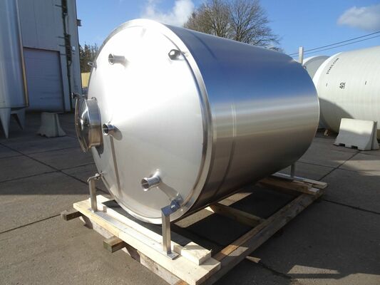 2 x Nieuwe roestvrijstalen verticale opslagtanks van 5.400L in AISI304L