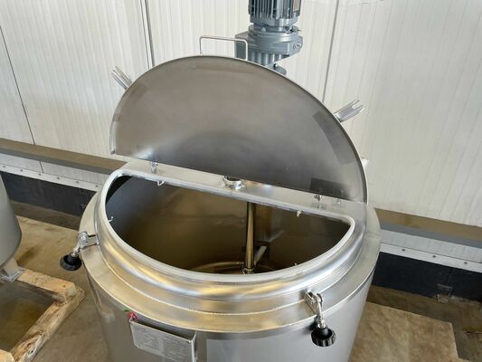 1 x Nieuwe roestvrijstalen verticale mengtank van 300L in AISI316L  1 x Nieuwe roestvrijstalen verticale mengtank van 500L in AISI316L