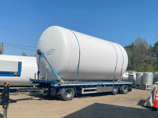 4 x Nieuwe verticale polyester opslagtanks van 42.000L.
