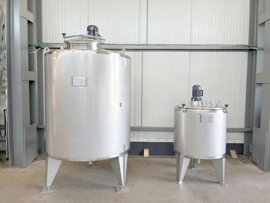 1 x Neuer vertikaler 2.000L Edelstahl-Mischbehälter aus AISI316L  1 x Neuer vertikaler 500L Edelstahl-Mischbehälter aus AISI316L