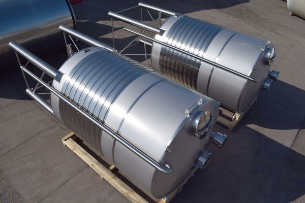 OR170047: 2 x 15.300L AISI304L roestvrijstalen mengtank met warmtewisselaar