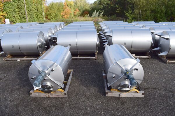 2 x Nieuwe verticale roestvrijstalen AISI304L mengtanks van 5.200L met conische bodem.