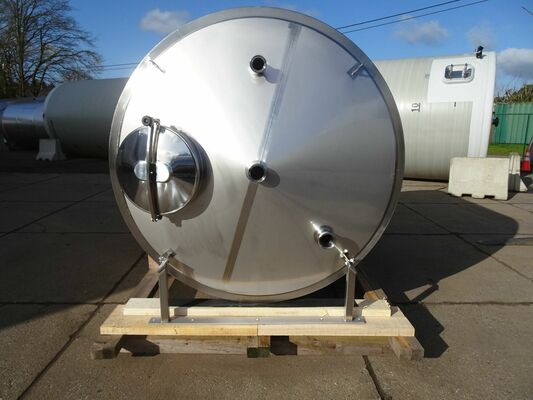 2 x Nieuwe roestvrijstalen verticale opslagtanks van 5.400L in AISI304L