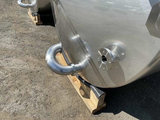 2 x Nieuwe roestvrijstalen verticale opslagtanks van 7.000L in AISI316L