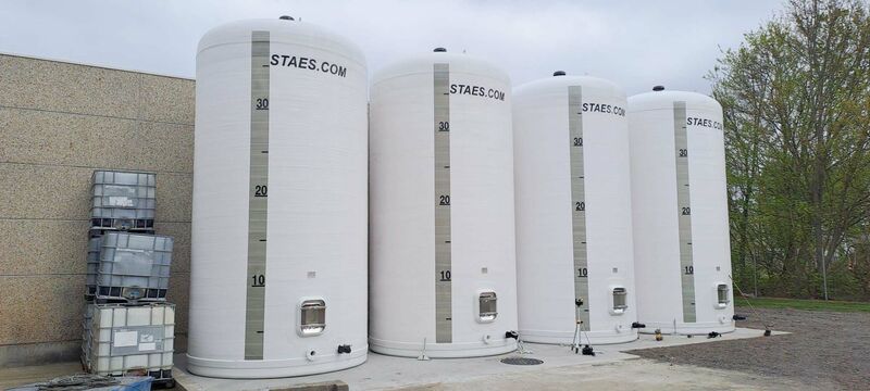 4 x Nieuwe verticale polyester opslagtanks van 42.000L.