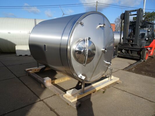 2 x Brand new 5.400L stainless-steel AISI304L vertical storage tanks.