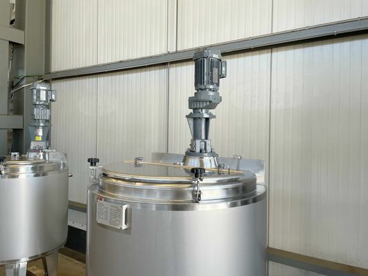 1 x Nieuwe roestvrijstalen verticale mengtank van 300L in AISI316L  1 x Nieuwe roestvrijstalen verticale mengtank van 500L in AISI316L