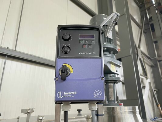 1 x Nieuwe roestvrijstalen verticale mengtank van 1.000L in AISI 316L
