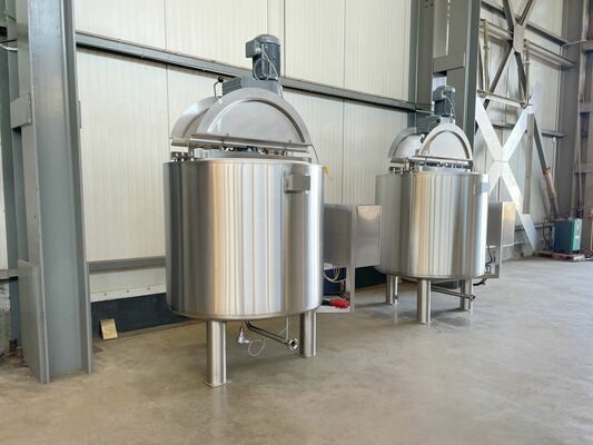 2 x Nieuwe roestvrijstalen verticale mengtanks van 750L in AISI316L