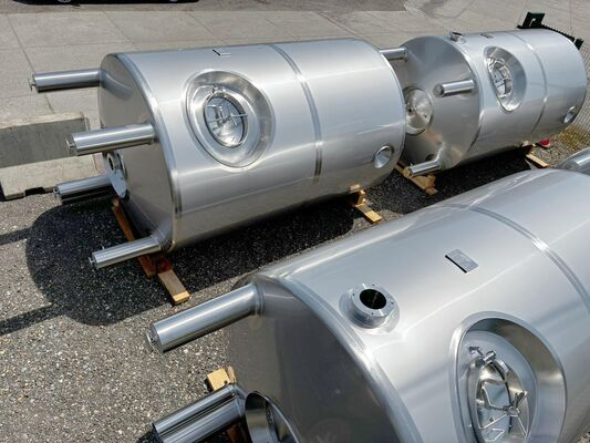 4 x Cuves de stockage verticales neuves de 6 000 litres en acier inoxydable AISI 316L.