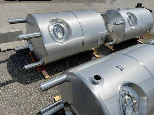 4 x Cuves de stockage verticales neuves de 6 000 litres en acier inoxydable AISI 316L.