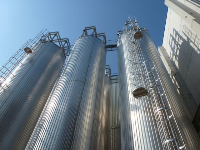 6 x 120.000L - 1006 US bbl - 31.700 US gal AISI 304; Stainless-steel storage-tanks; vertical; insulated; conical