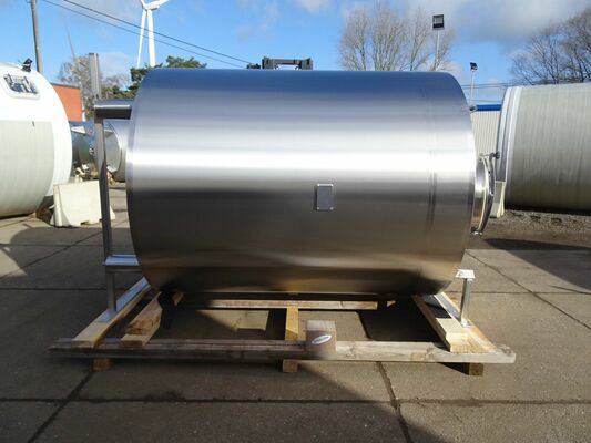 2 x Nieuwe roestvrijstalen verticale opslagtanks van 5.400L in AISI304L