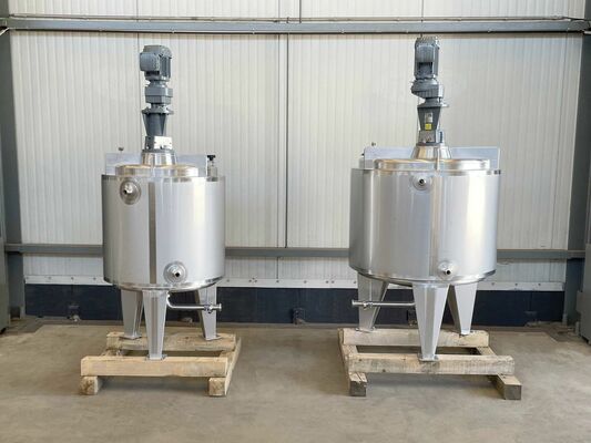 1 x Nieuwe roestvrijstalen verticale mengtank van 300L in AISI316L  1 x Nieuwe roestvrijstalen verticale mengtank van 500L in AISI316L