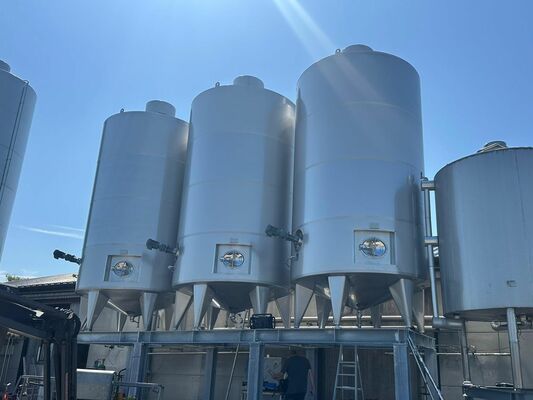 3 x vertical second-hand mixing tanks of 31.000 L in AISI 304L stainless steel.