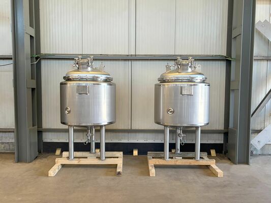 2 x Nieuwe roestvrijstalen verticale mengtanks van 700L in AISI316L