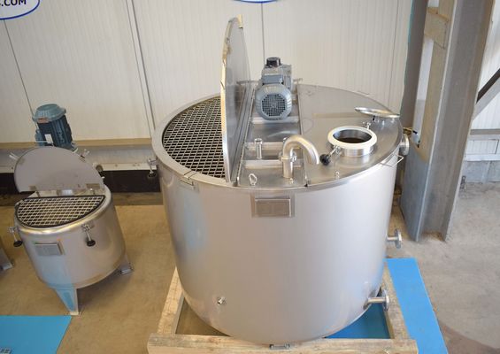 2 x 200L roestvrijstalen enkelwandige mengtanks en 1 x 1470L roestvrijstalen mengtank met warmtewisselaar en isolatie