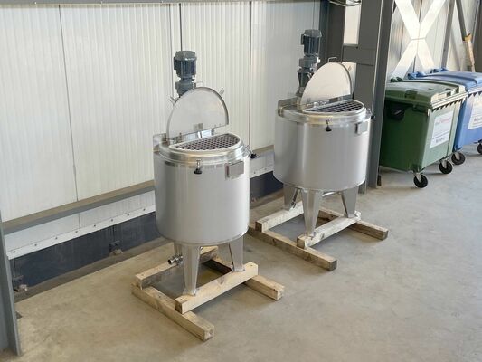 1 x Nieuwe roestvrijstalen verticale mengtank van 300L in AISI316L  1 x Nieuwe roestvrijstalen verticale mengtank van 500L in AISI316L