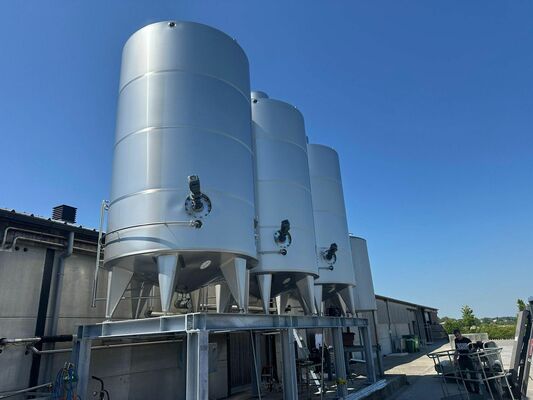 3 x vertical second-hand mixing tanks of 31.000 L in AISI 304L stainless steel.
