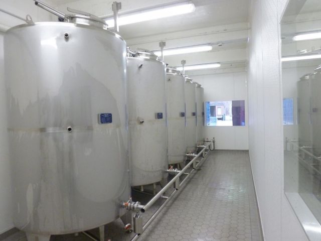 Project 4 x 3m³; enkelwandig & 14 x 69m³ AISI 304; warmtewisselaar; geisoleerd; druk