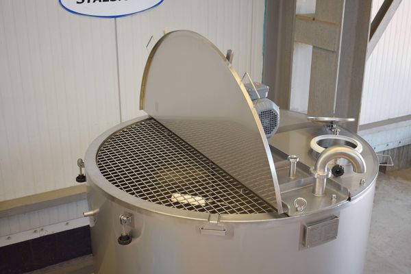 2 x 200L roestvrijstalen enkelwandige mengtanks en 1 x 1470L roestvrijstalen mengtank met warmtewisselaar en isolatie