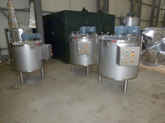 2 x 500L - 4 US bbl - 132 US gal & 1 x 250L - 2 US bbl -  66 US gal  AISI 304; Chocolate blending tanks; stainless-steel; heat-exchanger; insulated; gate-agitator