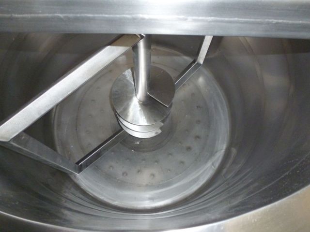 2 x 500L & 1 x 250L AISI 304; roestvrijstalen chocolade mengtanks; warmtewisselaar, geisoleerd, raamroerwerk