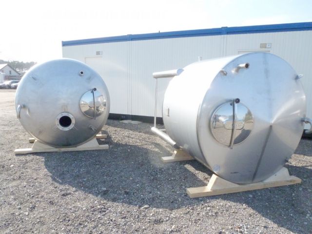 1 x 3.500L - 29 US bbl - 924 US gal & 1 x 3.800L - 31 US bbl - 1.000 US gal AISI 304; stainless-steel storage tanks; single skin; vertical