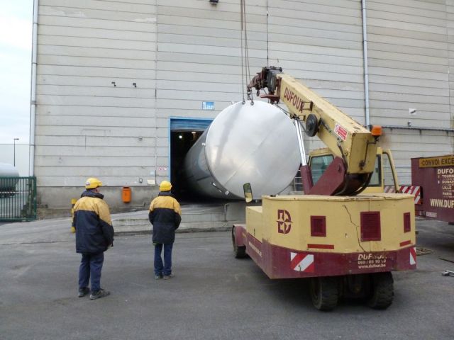 2 x 105 m³ AISI316L; RVS tanks; enkelwandig; vertikaal, vlakke bodem, warmtewisselaar